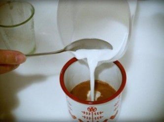 step8: 剩下的牛奶倒入巧克力牛奶中~~ 請想像一下是抹茶牛奶=0= 慢慢的倒進去喔~~