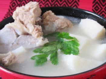 step3: 燉鍋放水，再把山藥和豬尾放入燉盅，燉40到60分鐘即可，出鍋前下鹽調味。