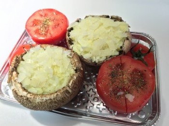 step3: 蕃茄洗淨，切去頂部，再界十字，洒1/2茶匙菜油、胡椒碎、香草碎。
與蘑菇一起入焗爐180度焗15分鐘。即成！