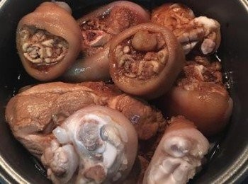 step5: 將滷豬腳的調味料都倒入電鍋中。