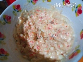 step6: 醬汁拌勻，加入雞蛋碎，攪拌勻後，放入2/3三文魚碎、 2/3杏桃粒和蟹籽，攪拌勻。