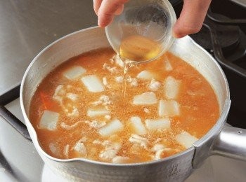 step7: 加入味醂調味，盛入器皿，撒上用淺蔥切成的蔥花。
