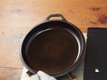 step2: 將鍋蓋以中火加熱60秒左右，手置於鍋面上方可感受到熱度後，倒入橄欖油，讓油均勻布滿鍋面，加熱至微微冒出煙。