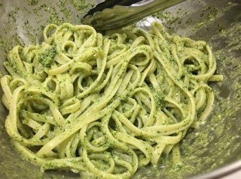 step5: 意粉加入滾水中,加入少許海鹽按包裝指示的時間烚熟, 瀝乾後伴入青醬, 攪拌即成