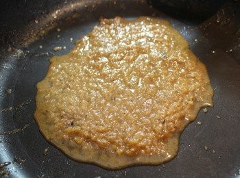 step5: 假如沒有攪拌器，亦可把蘋果切碎粒，加入兩茶匙水及半茶匙咖啡粉、半茶匙芥末醬在煎鍋上煮成醬汁， 想做多些汁可加入少許白酒一起攪拌