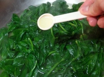 step6: 再加入油,煮約2-3分鐘盛起