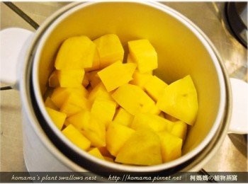 step3: 將地瓜塊放入電鍋中，直接用1米量杯的水來蒸熟。