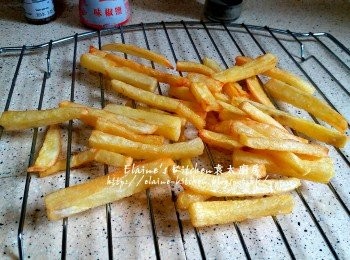 step15: 薯條再放入油鑊內用慢火慢慢炸至金黃色 , 盛起灑上椒鹽及七味粉即可