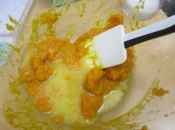 step3: 無鹽牛油先隔水煮溶（好用菜油可略），加入南瓜泥拌勻