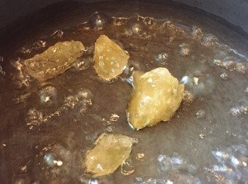 step2: 鍋中放入水及冰糖，開火煮至冰糖溶化。