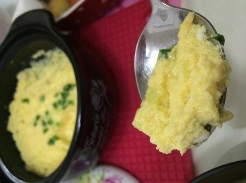 step6: 約1分鐘左右開蓋，滾動的韓式蒸蛋完成！