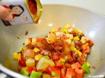 step3: 放入三色椒&煙燻甜椒粉拌炒入味