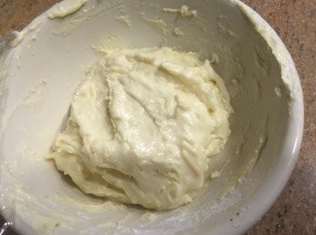 step2: 2)再加入芝士絲攪勻好用保鮮紙包好休息30分鐘