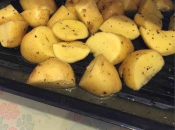 step2: 焗薯洗淨後不用去皮。滾刀切塊，用醃料輕輕撈匀放在春雞下。