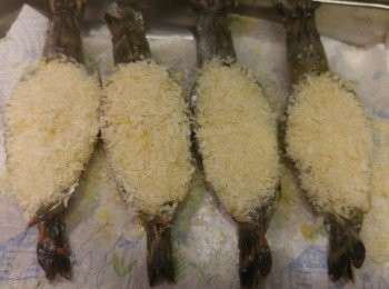 step8: 最後鋪上一層麵包糠，臨炸時請用輕力壓一壓麵包糠。