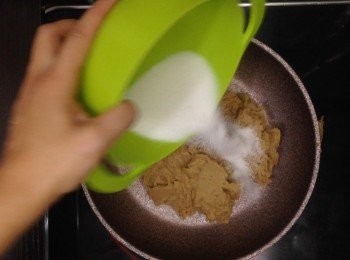 step4: 之後把篩好的栗蓉連同糖加入鍋中，小火炒至糖溶
炒至糖溶乾身後，要先試味，不夠甜需加點糖