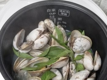 step6: 最後將金不換加入,加蓋多煮2分鐘即可。