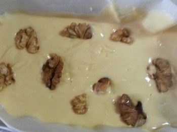 step7: 倒入已鋪牛油紙長形模中(模要搽些油),澄一澄粉漿澄走空氣,面再舖些合桃作裝飾