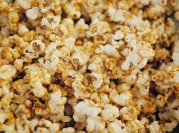 step7: 然後快速將<span class="group_2">焦糖漿</span>倒入爆米花內拌勻 即成！（要快速拌勻，否則焦糖會變硬）