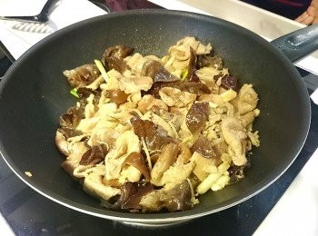 step4: 最後放入蔥段和適量的鹽，就可以上桌囉。