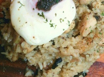 step7: 鹽，黑椒拌勻調味,
先放炊飯，再放上水煮蛋，
有松露醬或松露油可以淋上一點點增菇菌的味道