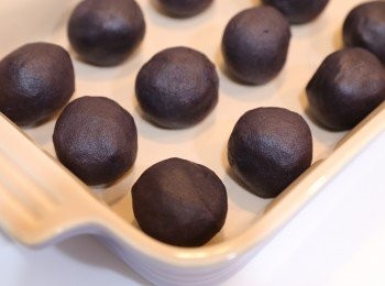 step3: <span class="group_1">紫薯餡料</span>：
(1) 紫薯蒸熟後去皮，把薯肉壓成蓉
(2) 薯蓉放入鍋中，用慢火邊煮邊加入黑糖、麥芽糖、牛油及椰汁。將所有材料攪拌至完全混合為止。
(3) 薯蓉放涼後加入鹹蛋黃並搓圓，放入雪柜冷藏一晚