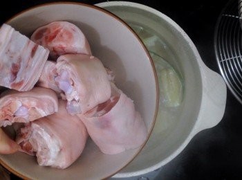 step1: 急凍豬手先解凍洗淨
冷水下蔥、薑煮沸，下豬手小火煮5分鐘撈起備用