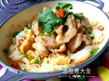 step6: 中火煮3分中，小火煮4分鐘，焗5分鐘，灑上芫荽及指天椒即可享用