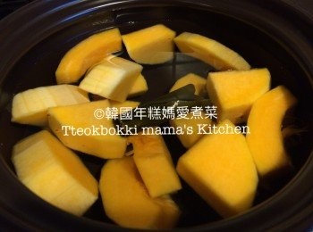 step2: 準備850ml水，加入1小塊昆布和南瓜一起煲至水滾。