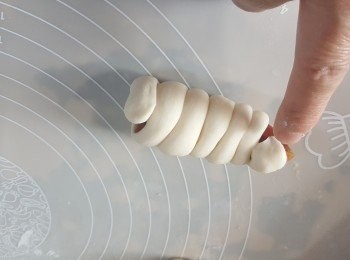 step8: 再將長條粉糰卷上臘腸上,頭和尾都要在於同一邊,做底部