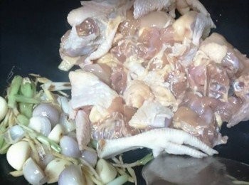 step5: 將料頭移去鑊邊，倒入雞塊煎至兩面金黃色