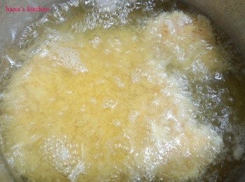 step3: 放入約170度油鍋炸到熟及表面呈金黃色即可.