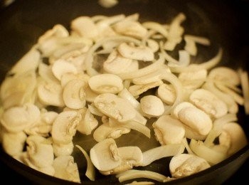 step3: 洋蔥磨菇炒至軟身