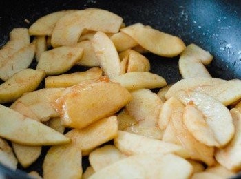 step1: 將蘋果去皮，去芯，然後切薄片，將蘋果、糖和玉桂粉放入鑊內，用中火煮5分鐘至蘋果變軟，備用