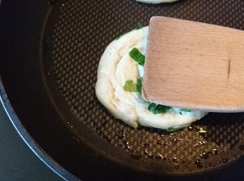 step13: 當煎了一陣時間，䓤油餅開始煎到少少硬身，而又未轉黃色時，再用木鏟按壓至扁圓