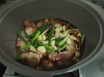 step3: 蒜頭,蒜蔥, 紹興酒, 醬油, 麻油, 辣椒仔煮至滾, 上蓋轉慢火煮20分鐘, 熄火放入芹菜焗10分鐘
完成