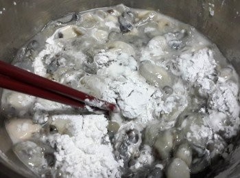 step2: 蠔仔用適量粟粉混合再清洗干凈