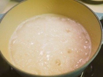 step3: 開中火煲滾至圖中氣孔出現, 蓋上煲蓋煮3分鐘