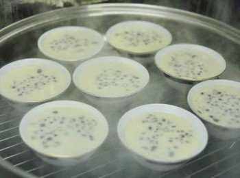 step6: 然後再攪拌粉漿，倒入碗內，再加入紅豆