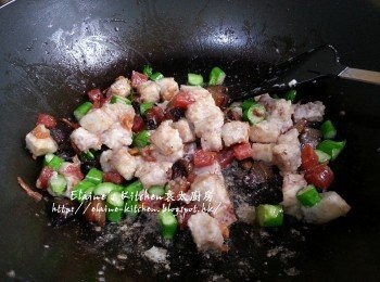 step9: 炒至聞到臘味香味後加入芥蘭莖及芋頭拌勻炒數分鐘