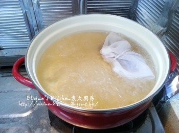 step6: 煲內放入滷水包 , 薑片及冰糖煮滾後蓋上蓋轉慢火煲1小時