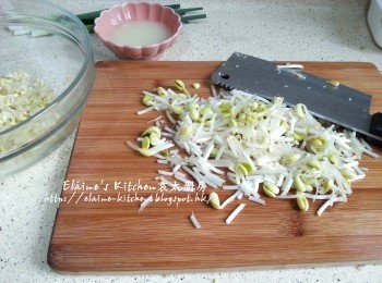 step5: 重複又切又剁直至大豆芽全部剁碎放入大碗內便可