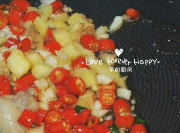 step4: 燒熱鑊下食用油, 將辣椒粒和蒜蓉爆香