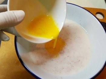 step5: 將半茶匙鹽、脫脂奶、忌廉及蛋拌勻，再與吞拿魚拌勻。