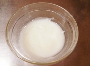 step6: 等蛋糕放涼後製作檸檬糖霜, 糖粉中加入檸檬汁用叉子攪拌均勻, 檸檬汁的份量不要一次加入,要慢慢調整稠度,糖霜不能調太稀,不然淋在蛋糕上時會很快流下來.