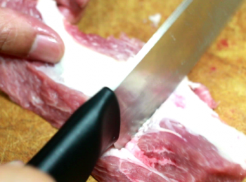 step2: 所看到白色部份, 大部份都是梅花肉的筋。能增加食用時的口感。在準備材料時, 以刀拍打, 再用刀根略為刴斷筋紋。