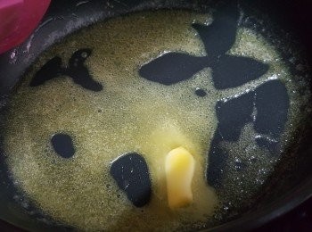 step2: 將無鹽牛油放入平底鍋中，細火煮至牛油溶化