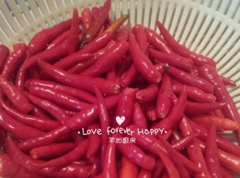 step2: 指天椒洗净去蒂剁碎