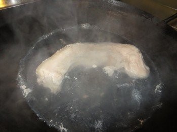 step1: 锅中煮开水，倒入五花肉。
大火煮开，煮开后继续煮2分钟勞起洗淨，砍件待用。