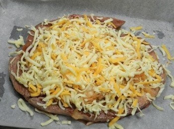 step5: 然後鋪上雙色披薩起司!!泡菜與起司都可以依個人喜好來選擇，量的部分也是!!入烤箱180度烤15分，或至起司上色!!